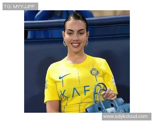 哪个足球明星的孩子身材丰满引发网友热议与关注